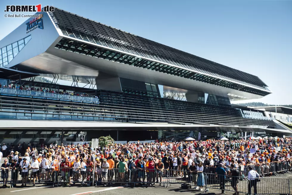 Schnell machen Gerüchte die Runde, die Formel 1 könnte mit Mateschitz in die Steiermark zurückkehren. Und tatsächlich bereitet sich die Strecke auf die Königsklasse vor. Auf Start-Ziel wird der markante Wing gebaut, der zukünftig als Pressezentrum dienen soll. Ein weiteres Indiz für ein Comeback der Königsklasse. Foto zur News: Schnell machen Gerüchte die Runde, die Formel 1 könnte mit Mateschitz in die Steiermark zurückkehren. Und tatsächlich bereitet sich die Strecke auf die Königsklasse vor. Auf Start-Ziel wird der markante Wing gebaut, der zukünftig als Pressezentrum dienen soll. Ein weiteres Indiz für ein Comeback der Königsklasse.