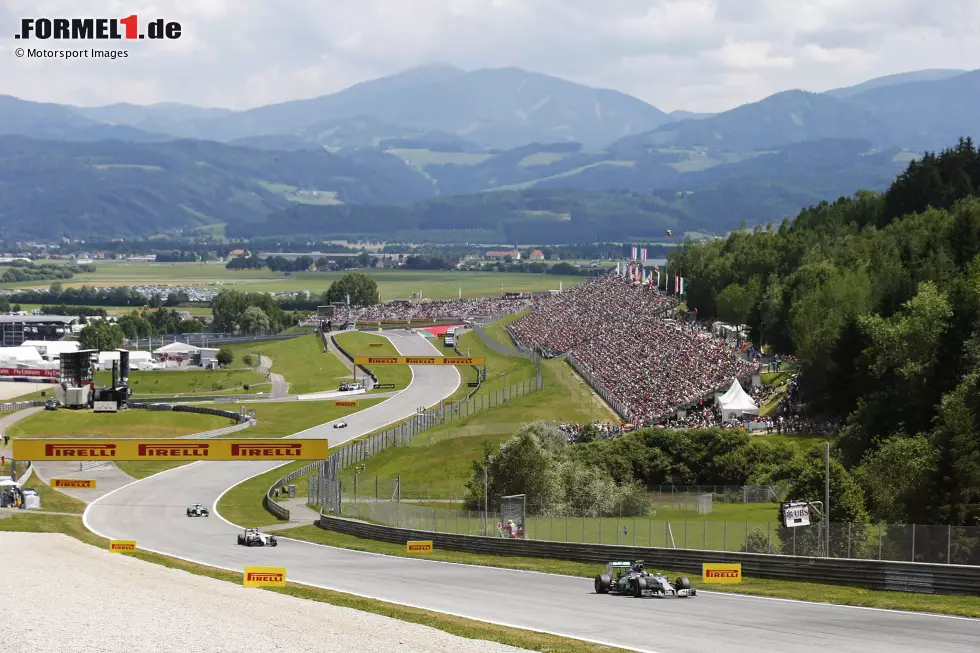 2014 ist es dann so weit: 50 Jahre nach dem ersten Formel-1-Grand-Prix in Österreich ist die Serie wieder zurück! Auf dem modernen Red-Bull-Ring dominiert Mercedes die Konkurrenz nach Belieben. Nico Rosberg gewinnt die Premiere vor seinem Teamkollegen Lewis Hamilton. Vettel rollt im Red Bull in der ersten Runde aus. Foto zur News: 2014 ist es dann so weit: 50 Jahre nach dem ersten Formel-1-Grand-Prix in Österreich ist die Serie wieder zurück! Auf dem modernen Red-Bull-Ring dominiert Mercedes die Konkurrenz nach Belieben. Nico Rosberg gewinnt die Premiere vor seinem Teamkollegen Lewis Hamilton. Vettel rollt im Red Bull in der ersten Runde aus.