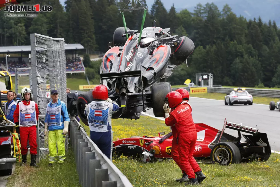 2015 sorgen die Weltmeister Fernando Alonso und Kimi Räikkönen für einen Schockmoment. Die Champions kollidieren, der McLaren steigt über dem Ferrari auf. Beide bleiben dabei unverletzt. An der Spitze kann Rosberg die Mercedes-Dominanz auf der Strecke erneut ausspielen und zum zweiten Spielberg-Sieg fahren. Foto zur News: 2015 sorgen die Weltmeister Fernando Alonso und Kimi Räikkönen für einen Schockmoment. Die Champions kollidieren, der McLaren steigt über dem Ferrari auf. Beide bleiben dabei unverletzt. An der Spitze kann Rosberg die Mercedes-Dominanz auf der Strecke erneut ausspielen und zum zweiten Spielberg-Sieg fahren.