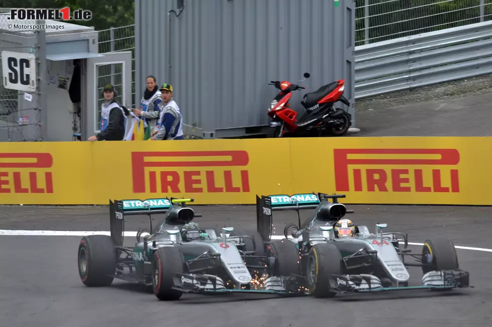 2016 sieht es nach dem Hattrick für den Deutschen aus, doch in der letzten Runde kracht es zwischen den WM-Kontrahenten! Hamilton kann sich die Führung und den Sieg schnappen, während Rosberg seinen beschädigten Mercedes als Vierter ins Ziel rettet. Die Kollision sorgt für weiteren Stunk im Duell der Sterne. Foto zur News: 2016 sieht es nach dem Hattrick für den Deutschen aus, doch in der letzten Runde kracht es zwischen den WM-Kontrahenten! Hamilton kann sich die Führung und den Sieg schnappen, während Rosberg seinen beschädigten Mercedes als Vierter ins Ziel rettet. Die Kollision sorgt für weiteren Stunk im Duell der Sterne.