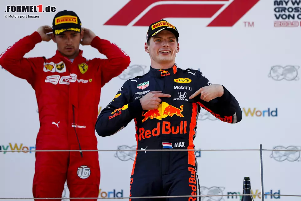 2019 wiederholt Verstappen das Kunststück, allerdings nicht ohne Kontroverse. Denn in den letzten Runden greift er Ferrari-Fahrer Charles Leclerc an. In Kurve 3 geraten die Jungstars aneinander, die Kommissare untersuchen den Vorfall. Nach stundenlanger Beratung darf der Red-Bull-Pilot den Sieg behalten. Foto zur News: 2019 wiederholt Verstappen das Kunststück, allerdings nicht ohne Kontroverse. Denn in den letzten Runden greift er Ferrari-Fahrer Charles Leclerc an. In Kurve 3 geraten die Jungstars aneinander, die Kommissare untersuchen den Vorfall. Nach stundenlanger Beratung darf der Red-Bull-Pilot den Sieg behalten.