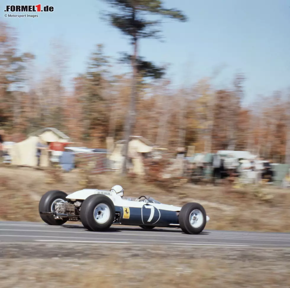 ... John Surtees - im Kundenteam NART - 1964 zum einzigen Ferrari-Weltmeister wird, der den Titel nicht in einem roten Fahrzeug gewinnt. Sondern: in den US-Farben Weiß und Dunkelblau, weil NART amerikanisch ist. Foto zur News: ... John Surtees - im Kundenteam NART - 1964 zum einzigen Ferrari-Weltmeister wird, der den Titel nicht in einem roten Fahrzeug gewinnt. Sondern: in den US-Farben Weiß und Dunkelblau, weil NART amerikanisch ist.
