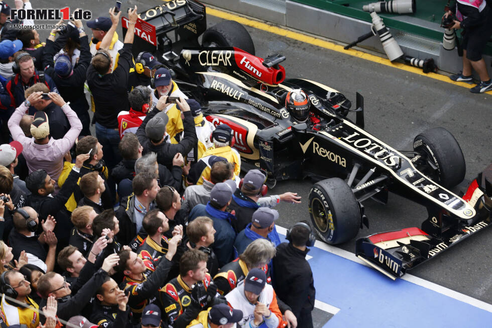 Foto zur News: 8. Grand Prix von Australien, Melbourne (Lotus, P1): Die empfindlichen Pirelli-Reifen sind der Schlüssel zum Sieg, ebenso wie die sanfte Art und Weise, wie der Lotus E21 (und Räikkönen) mit dem Gummi umgeht. Auf der Pole steht zwar Red Bull, aber der neue RB9 mit hohem Abtrieb frisst seine Reifen, Räikkönens Pace kann niemand mitgehen.