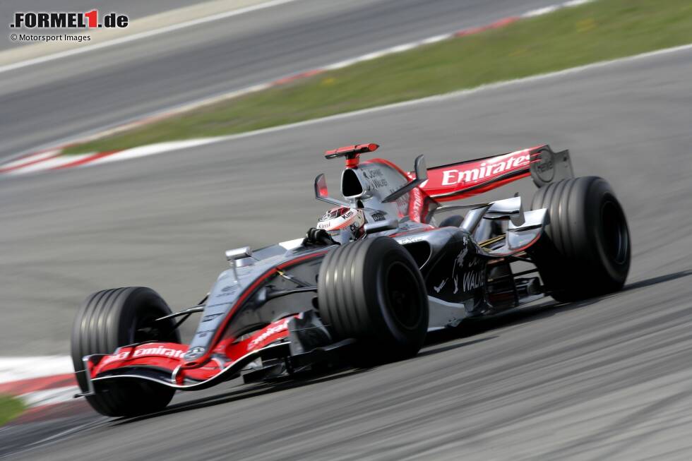 Foto zur News: 10. Grand Prix von Europa 2006, Nürburgring (McLaren, P4): Auf den ersten Blick ist dies kein bemerkenswertes Rennen. Räikkönen beendet die erste Runde auf P5, wo er gestartet war. In der vierten Runde überholt er Jenson Button und wird hinter dem Spitzenkampf Fernando Alonso (Renault) gegen die Ferraris Vierter.
