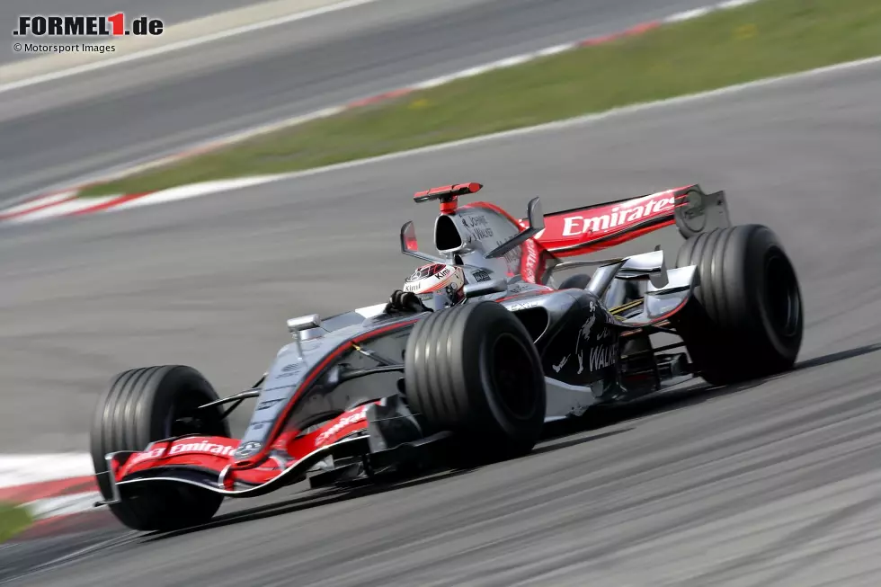 Foto zur News: 10. Grand Prix von Europa 2006, Nürburgring (McLaren, P4): Auf den ersten Blick ist dies kein bemerkenswertes Rennen. Räikkönen beendet die erste Runde auf P5, wo er gestartet war. In der vierten Runde überholt er Jenson Button und wird hinter dem Spitzenkampf Fernando Alonso (Renault) gegen die Ferraris Vierter.