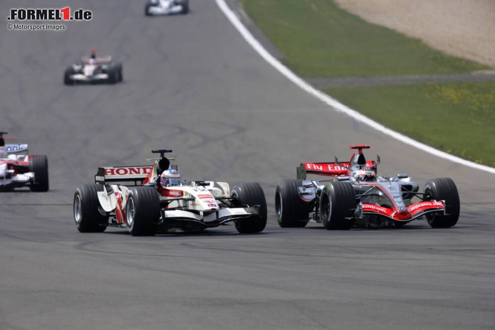 Doch Bridgestone hat einen Vorteil gegenüber Michelin, die von McLaren und Renault eingesetzt werden. Zudem ist der MP4-21 mit Mercedes-Antrieb den vor ihm fahrenden Autos nicht ganz ebenbürtig. "Der Motor war in jenem Jahr schrecklich", sagt Mark Slade, damaliger Renningenieur. Umso höher ist Räkkönens Leistung zu gewichten. Doch Bridgestone hat einen Vorteil gegenüber Michelin, die von McLaren und Renault eingesetzt werden. Zudem ist der MP4-21 mit Mercedes-Antrieb den vor ihm fahrenden Autos nicht ganz ebenbürtig. "Der Motor war in jenem Jahr schrecklich", sagt Mark Slade, damaliger Renningenieur. Umso höher ist Räkkönens Leistung zu gewichten.