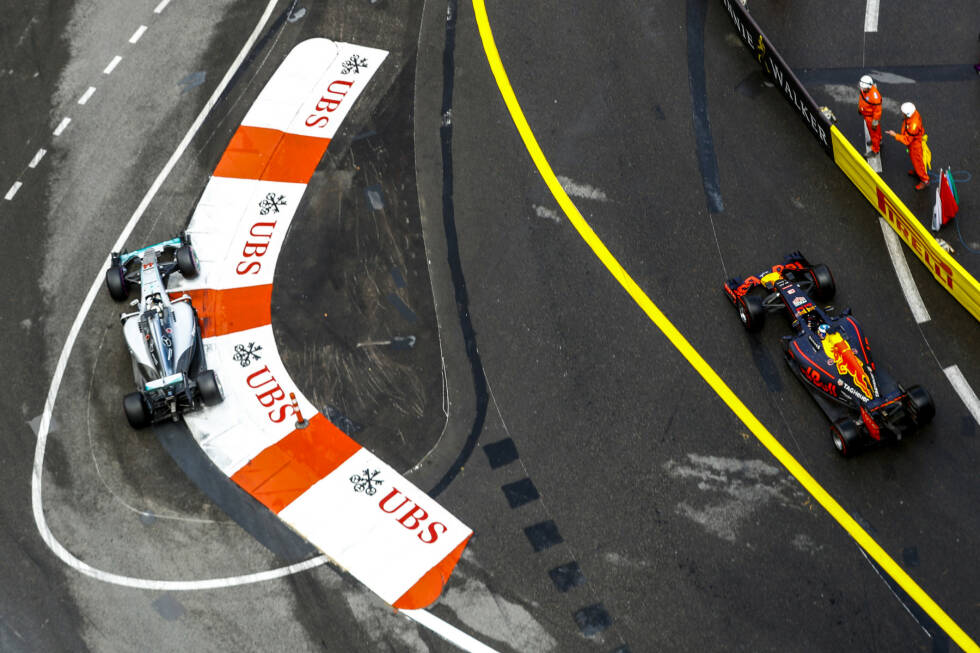 Foto zur News: 2016 steigt die Form von Red Bull und Ricciardo wieder an. In Monaco ist der erste Saisonsieg seit Belgien 2014 zum Greifen nahe. Doch ein verpatzter Boxenstopp der Crew sorgt dafür, dass der Australier hinter Hamilton nur auf Platz zwei auf die Strecke zurückkommt und so den Sieg verliert.