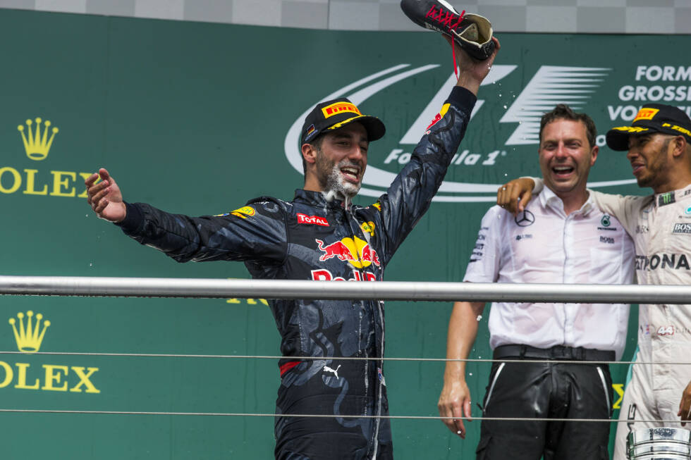 Foto zur News: Abseits der Rennstrecke arbeitet Ricciardo hart an seinem Sonnyboy-Image. Als lebenslustiger Witzbold wird er bald zum Liebling der Fans. Mit seinem Podium 2016 in Deutschland setzt er außerdem einen neuen Trend: den &quot;Shoey&quot; (damit ist das Trinken aus dem eigenen Schuh gemeint) - eine australische Tradition.