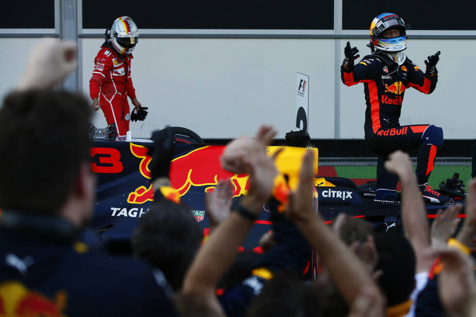Foto zur News: 2017 wird die Aufgabe für Ricciardo bei Red Bull nicht einfacher, immer öfter stiehlt ihm Verstappen die Show. Aber nicht beim verrückten Chaos-Rennen in Baku, das der Australier gewinnen kann. Es bleibt sein einziger Triumph in jenem Jahr, er wird in der Weltmeisterschaft Gesamtfünfter.