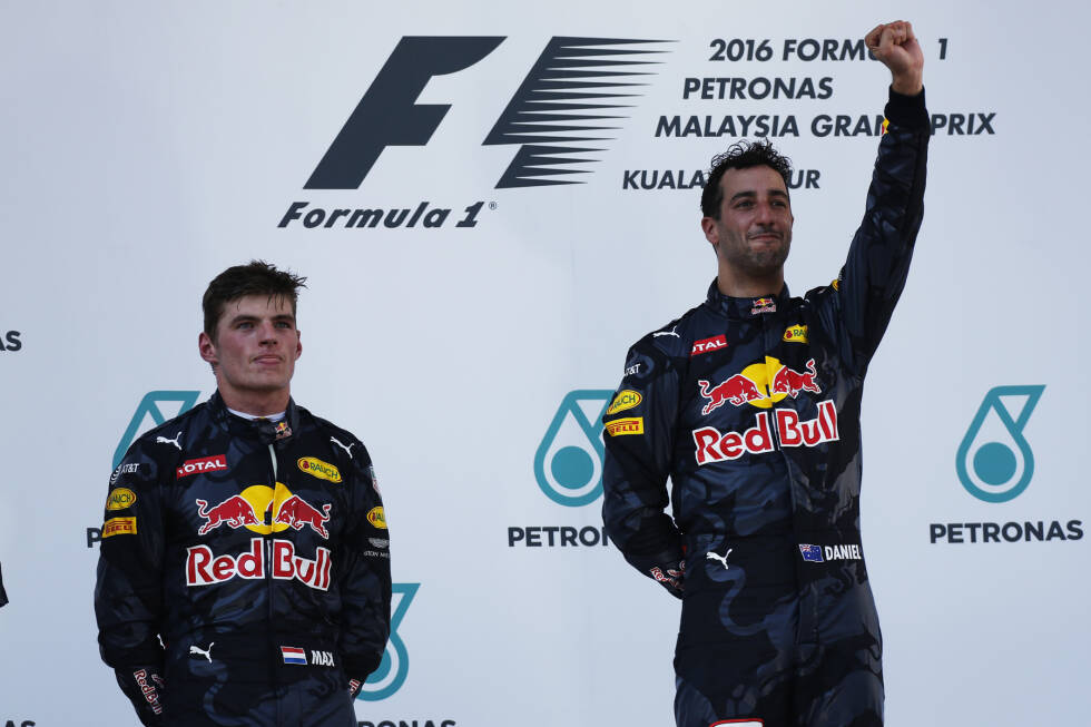 Foto zur News: Sportlich muss sich Ricciardo wärmer anziehen, denn seit dem Grand Prix von Spanien hat er intern deutlich mehr Konkurrenz durch Max Verstappen. Beim Grand Prix von Malaysia kann sich der Australier im direkten Duell gegen den Jungspund behaupten und ein Ausrufezeichen setzen. Sein einziger Sieg 2016, dennoch wird er erneut WM-Dritter.
