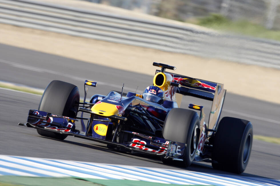 Foto zur News: ... denn nach dem Saisonfinale in Abu Dhabi darf Ricciardo als offizieller Red-Bull-Testfahrer erstmals in einem Formel-1-Boliden Platz nehmen. Im RB5 absolviert er einige Runden - mit jenem Auto sind Sebastian Vettel und Mark Webber zu sechs Saisonsiegen gefahren.