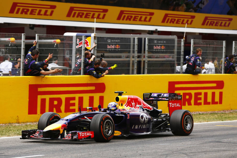Foto zur News: 2014 startet Ricciardo mit zwei Nullnummern in sein erstes Jahr im Topteam an der Seite von Sebastian Vettel. Doch nach anfänglichen Schwierigkeiten geht ihm in Spanien der Knopf auf: Er feiert mit Platz drei sein erstes Formel-1-Podium.