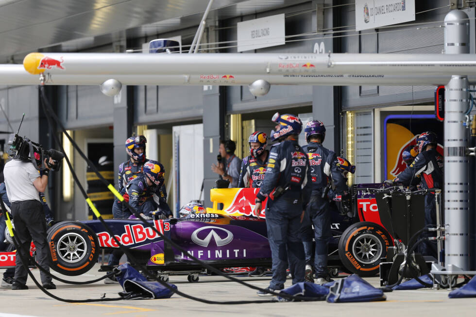 Foto zur News: 2015 erlebt Ricciardo mit Red Bull ein verkorkstes Jahr. Er kann nicht an seine Erfolge aus der Vorsaison anknüpfen und leidet immer wieder unter Technikdefekten (wie in Silverstone - Bild). Nur zweimal schafft er es aufs Podium, in der WM-Wertung wird er nur Achter - drei Punkte hinter Daniil Kwjat.