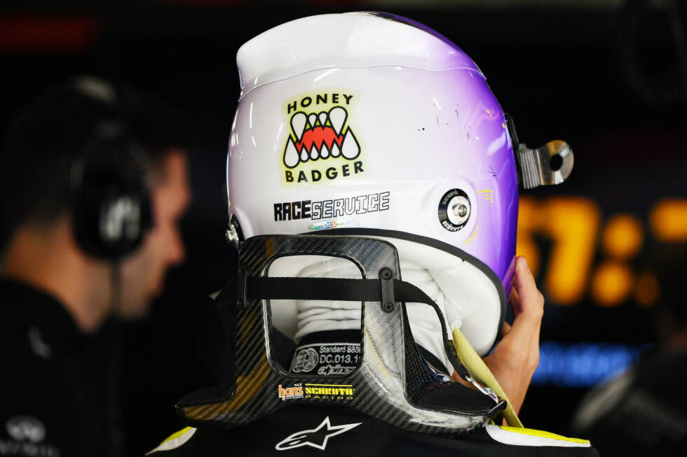 Foto zur News: Ricciardos Markenzeichen ist der &quot;Honigdachs&quot;. Dies hat er auch als Schriftzug auf seinem Helm verewigt. &quot;Den habe ich vor einigen Jahren für mich entdeckt&quot;, erzählt er schon 2014. Warum gerade dieses Tier? Es sei furchtlos, bissig, aber auch süß zugleich - so wie eben auch der Sonnyboy.