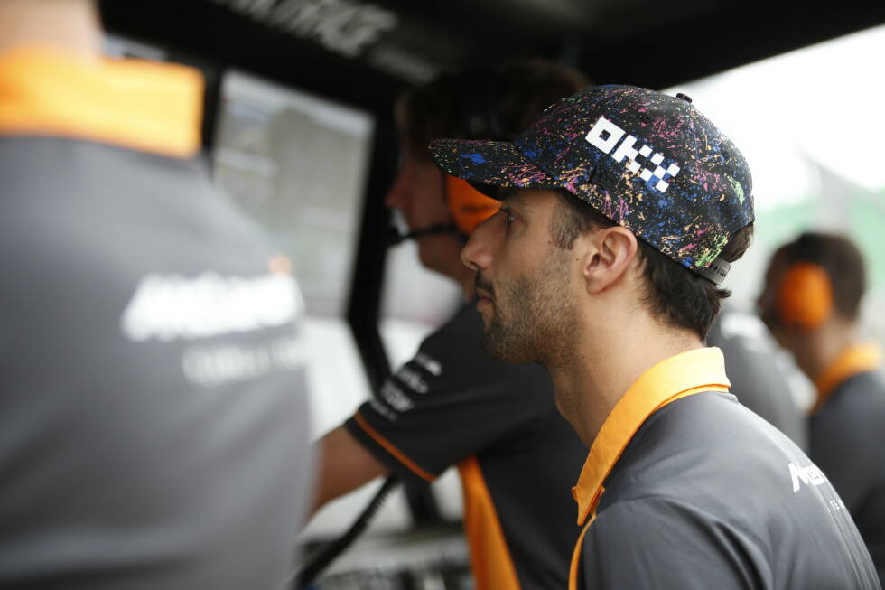 Foto zur News: Auch 2022 bringt nicht die Wende. Das interne Qualifyingduell gegen Norris verliert Ricciardo haushoch mit 2:20, sein eigentlich noch ein Jahr laufender McLaren-Vertrag wird vorzeitig aufgelöst. Weil es keine attraktiven Optionen gibt, nimmt sich Ricciardo für 2023 eine Auszeit ...