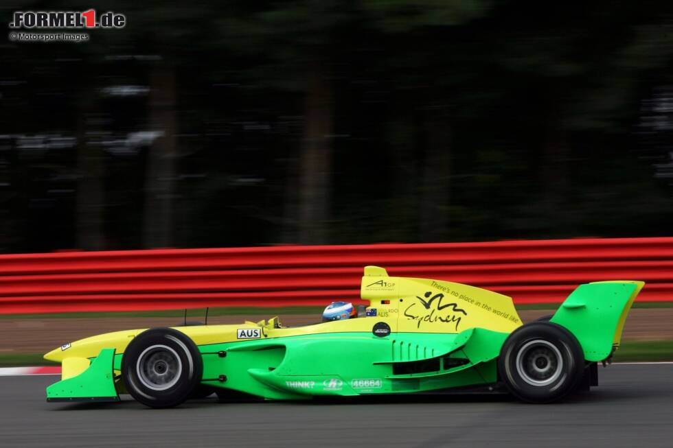 Ricciardo weiß: Um im Motorsport erfolgreich zu sein, muss er nach Europa. 2007 übersiedelt der Teenager und fährt in der Italienischen Formel Renault 2.0 (Gesamtsechster). Außerdem testet er einen A1GP-Boliden in Silverstone (Bild). Ricciardo weiß: Um im Motorsport erfolgreich zu sein, muss er nach Europa. 2007 übersiedelt der Teenager und fährt in der Italienischen Formel Renault 2.0 (Gesamtsechster). Außerdem testet er einen A1GP-Boliden in Silverstone (Bild).