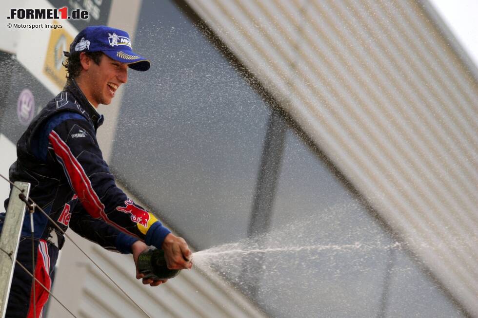 Foto zur News: 2008 folgt der nächste Karriereschritt: Ricciardos Fähigkeiten bleiben auch Red Bull nicht verborgen, er wird ins Juniorteam aufgenommen und fortan gefördert. In der Formel Renault WEC holt er mit acht Siegen und elf Podestplätzen den Titel. In der Formel Renault 2.0 wird er Vizemeister.