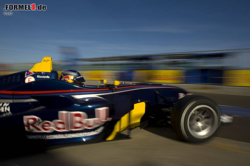 Foto zur News: 2009 folgt ein Jahr in der Britischen Formel 3, die Ricciardo mit sechs Siegen und zwölf Podestplätzen als Meister gewinnt. Auf dem Programm stehen außerdem erste Rennen in der Formel Renault 3.5. Der wirkliche Höhepunkt der Saison ist allerdings ein anderer, ...