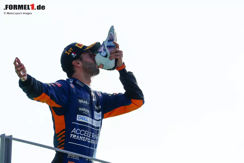 Die erste Saison wird jedoch zur Enttäuschung. Ricciardo steht deutlich im Schatten von Teamkollege Lando Norris und wird nur Gesamtachter. Einen Höhepunkt hat seine Saison aber doch: den überraschenden Sieg in Monza. Foto zur News: Die erste Saison wird jedoch zur Enttäuschung. Ricciardo steht deutlich im Schatten von Teamkollege Lando Norris und wird nur Gesamtachter. Einen Höhepunkt hat seine Saison aber doch: den überraschenden Sieg in Monza.