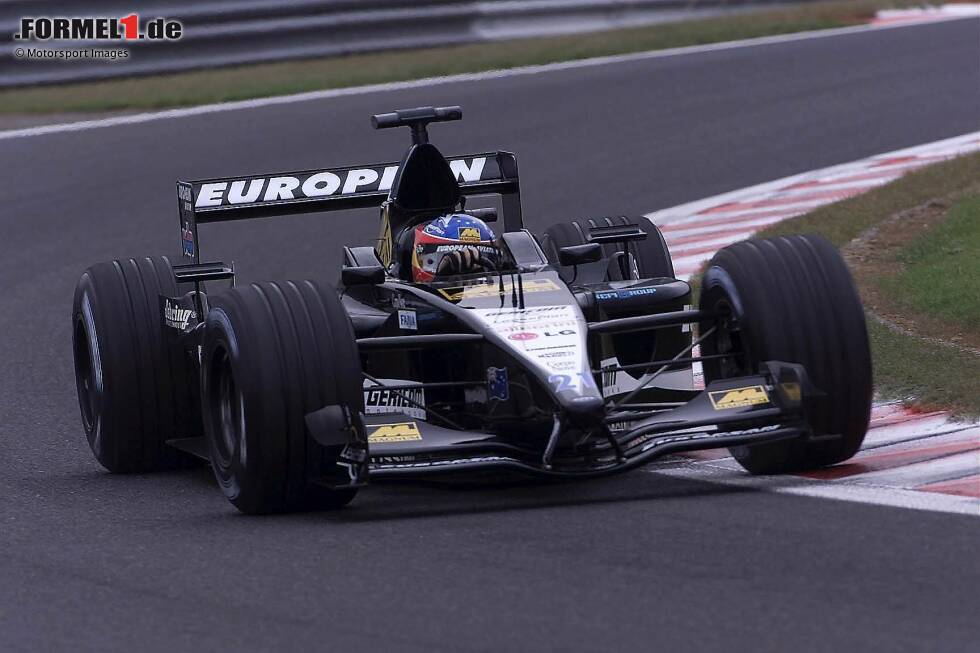 Foto zur News: Fernando Alonso zu Renault (2002): Der Spanier holt in seiner Debütsaison 2001 im Minardi zwar keine Punkte, lässt in dem unterlegenen Boliden allerdings aufhorchen und hat für die Saison 2002 mehrere Angebote für ein Stammcockpit vorliegen. Er entscheidet sich jedoch für einen Platz als Renault-Testpilot - ein riskanter Plan.