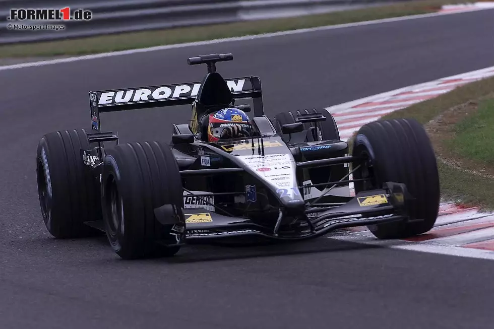 Fernando Alonso zu Renault (2002): Der Spanier holt in seiner Debütsaison 2001 im Minardi zwar keine Punkte, lässt in dem unterlegenen Boliden allerdings aufhorchen und hat für die Saison 2002 mehrere Angebote für ein Stammcockpit vorliegen. Er entscheidet sich jedoch für einen Platz als Renault-Testpilot - ein riskanter Plan. Foto zur News: Fernando Alonso zu Renault (2002): Der Spanier holt in seiner Debütsaison 2001 im Minardi zwar keine Punkte, lässt in dem unterlegenen Boliden allerdings aufhorchen und hat für die Saison 2002 mehrere Angebote für ein Stammcockpit vorliegen. Er entscheidet sich jedoch für einen Platz als Renault-Testpilot - ein riskanter Plan.