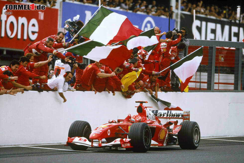 Foto zur News: Es folgt zunächst Aufbauarbeit in Maranello, doch ab der Saison 2000 erntet Schumacher die Früchte seiner Arbeit. Bis 2004 gewinnt er fünf WM-Titel in Serie - bis heute einmalig! Dazu kommen zwischen 1999 und 2004 sechs Ferrari-Konstrukteurstitel in Folge und bis zu seinem Abschied am Ende der Saison 2006 unzählige Rekorde in Rot.