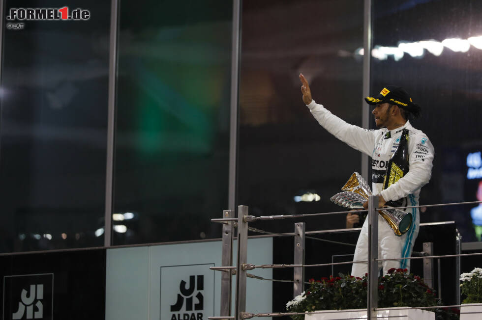 Doch Hamilton hat die Zeichen die Zeit erkannt. Während McLaren auf dem absteigenden Ast ist, soll Mercedes die Königsklasse in den folgenden Jahren dominieren. Von 2014 bis 2020 gehen sämtlich WM-Titel an die Silberpfeile, während McLaren nach Hamiltons Abgang Ende 2012 erst 2021 wieder ein Rennen gewinnt. Doch Hamilton hat die Zeichen die Zeit erkannt. Während McLaren auf dem absteigenden Ast ist, soll Mercedes die Königsklasse in den folgenden Jahren dominieren. Von 2014 bis 2020 gehen sämtlich WM-Titel an die Silberpfeile, während McLaren nach Hamiltons Abgang Ende 2012 erst 2021 wieder ein Rennen gewinnt.