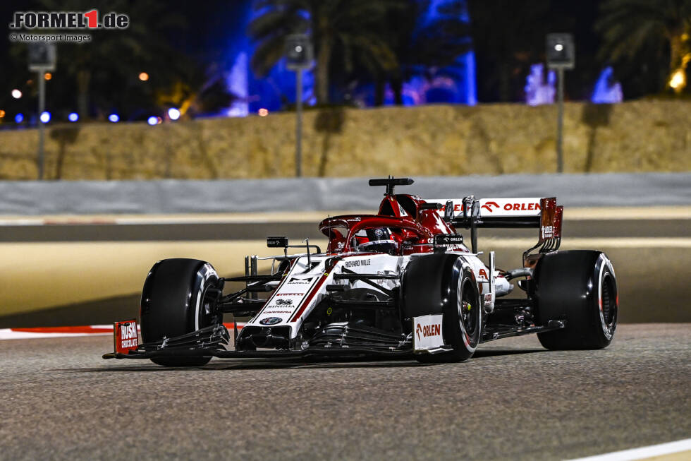 Foto zur News: Alfa Romeo experimentierte auf eine etwas andere Art mit den Abtriebswerten: Kimi Räikkönen fährt hier mit einem konventionellen Heckflügel, aber mit deutlich wuchtigeren Stützen.