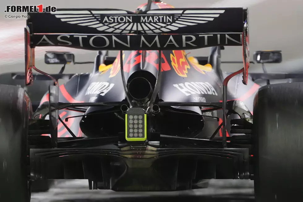 Diese Änderung ist das Resultat einer Verlegung der Wastegate-Röhrchen des Auspuffs. Sie waren vorher weiter oben angeordnet und wanderten jetzt in eine konventionellere Position direkt oberhalb der Crashstruktur (mit Rücklicht). Max Verstappen und Alex Albon nutzten im Rennen wieder den hier gezeigten Flügel mit zwei Stützen. Foto zur News: Diese Änderung ist das Resultat einer Verlegung der Wastegate-Röhrchen des Auspuffs. Sie waren vorher weiter oben angeordnet und wanderten jetzt in eine konventionellere Position direkt oberhalb der Crashstruktur (mit Rücklicht). Max Verstappen und Alex Albon nutzten im Rennen wieder den hier gezeigten Flügel mit zwei Stützen.