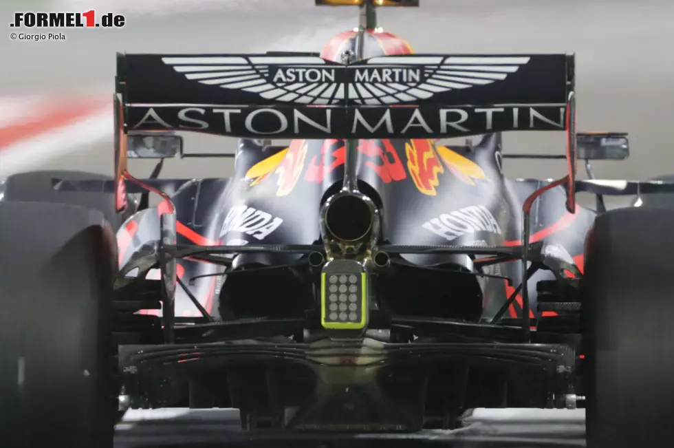 Red Bull investiert auch am Saisonende weiter in das 2020er-Auto. Die Tests in den Trainings beim Sachir-Grand-Prix waren jedoch eher im Hinblick auf 2021. Beide Fahrer testeten einen neuen Heckflügel mit nur einer zentralen Stütze statt den zwei Stützen, die bisher in der Saison verwendet wurden (nächstes Bild). Foto zur News: Red Bull investiert auch am Saisonende weiter in das 2020er-Auto. Die Tests in den Trainings beim Sachir-Grand-Prix waren jedoch eher im Hinblick auf 2021. Beide Fahrer testeten einen neuen Heckflügel mit nur einer zentralen Stütze statt den zwei Stützen, die bisher in der Saison verwendet wurden (nächstes Bild).
