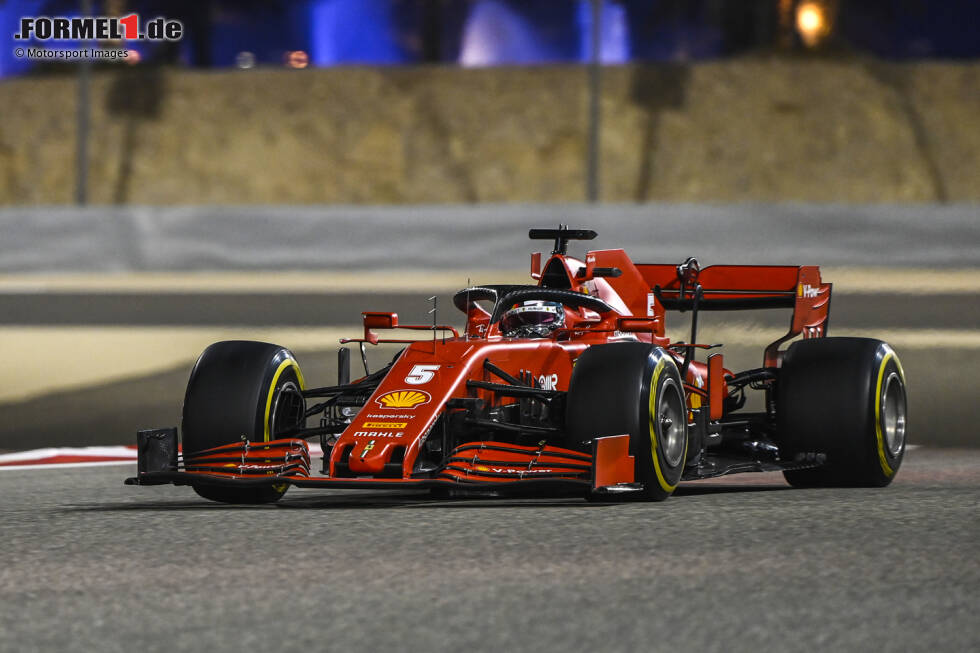 Foto zur News: Sebastian Vettel mit mehr Abtrieb: Hier ist der Frontflügel am Auto, der auch bei den Rennen zuvor zum Einsatz gekommen ist. Der obere Flap des Frontflügels ist leicht eingeschnitten. Beide Fahrer wechselten im Laufe des Wochenendes auf diese Lösung. Hinzu kommt ein löffelförmiger Heckflügel, aber ohne vorgelagerten T-Flügel.