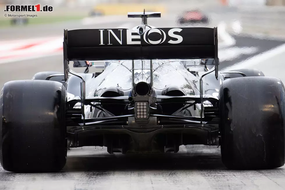 Bottas testete eine höhergelegte Entlüftung mit zwei Pausbacken. Diese Lösung wurde letztlich für das Rennen an beiden Fahrzeugen verbaut. Das waren sie auch schon beim Bahrain-Grand-Prix eine Woche zuvor. Übernommen wurde der vorgelagerte T-Flügel mit speziell geschwungenem Design, das an Flügeltüren erinnert. Foto zur News: Bottas testete eine höhergelegte Entlüftung mit zwei Pausbacken. Diese Lösung wurde letztlich für das Rennen an beiden Fahrzeugen verbaut. Das waren sie auch schon beim Bahrain-Grand-Prix eine Woche zuvor. Übernommen wurde der vorgelagerte T-Flügel mit speziell geschwungenem Design, das an Flügeltüren erinnert.