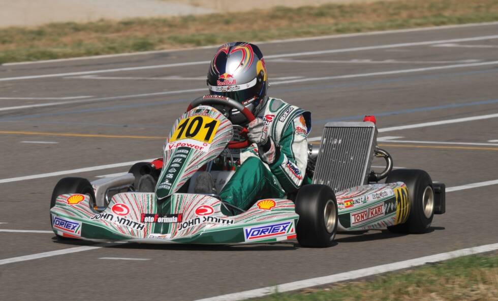 Foto zur News: Im Alter von sieben Jahren beginnt der Sainz-Spross mit dem Motorsport. Bis 2009 ist er in verschiedenen Kart-Klassen aktiv. In dieser Laufbahn fährt er mehrere Vize-Meistertitel ein. Der Umstieg in den Formelsport erfolgt 2010.