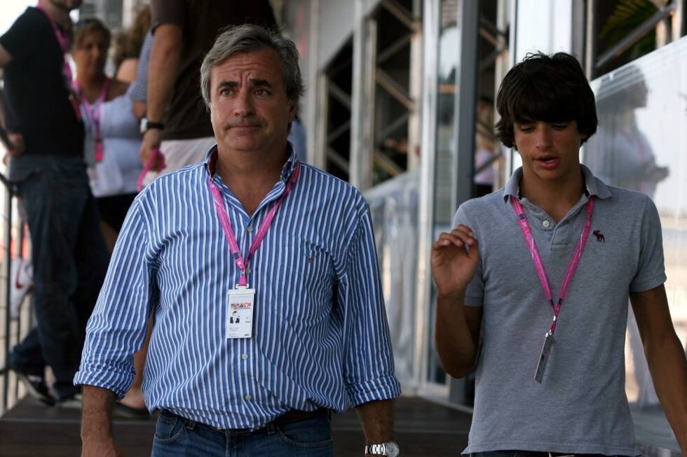 Foto zur News: Doch schon vor seinem Formelsport-Debüt ist Sainz Gast im Formel-1-Fahrerlager. Durch seinen berühmten Vater erhält er schnell Zugang zur Motorsport-Weltelite. Auf dem Bild sind Vater und Sohn am Rande des Grand Prix von Europa 2009 in Valencia zu sehen.