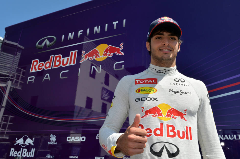 Foto zur News: ... als Testfahrer von Red Bull erlebt Sainz im Juli 2013 aber auch ein Highlight: Beim Young-Driver-Test in Silverstone darf er im Toro Rosso STR8 und im Red Bull RB9 Platz nehmen und sein Formel-1-Debüt geben. Das scheint ihm Auftrieb zu geben.