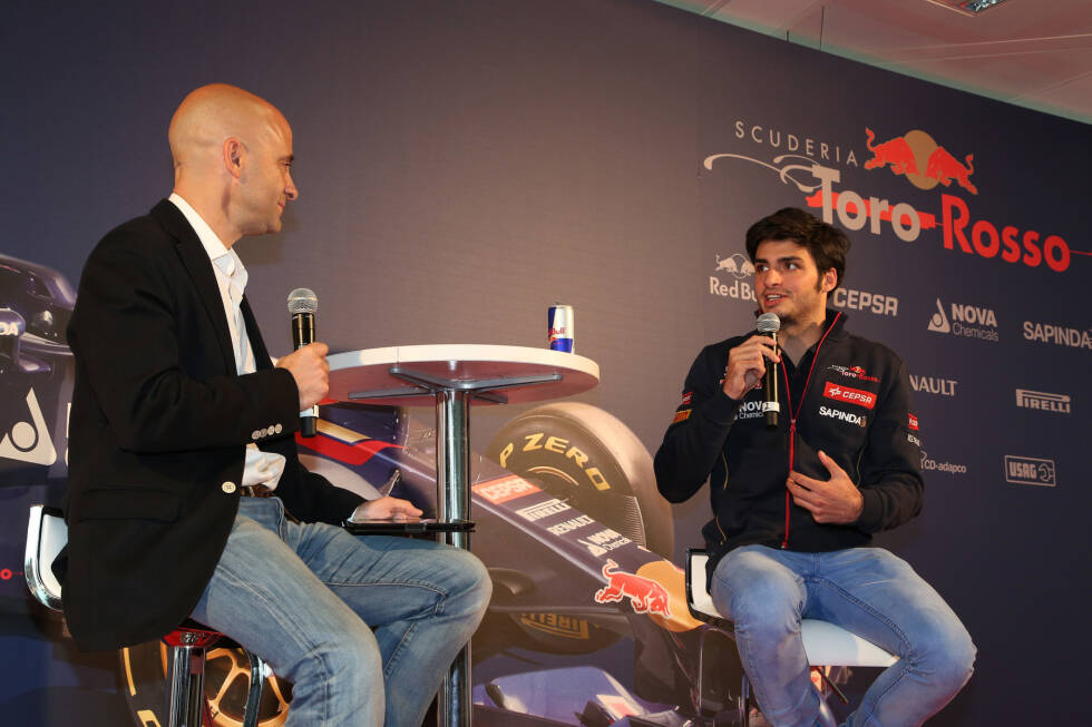 Foto zur News: ... denn am 29. November wird Sainz im Rahmen einer Pressekonferenz in Madrid offiziell als Toro-Rosso-Pilot für die Saison 2015 bekannt gegeben. &quot;Formel 1 - ein Traum, der soeben wahr wurde&quot;, twittert der damals 20-Jährige stolz. Er wird Teamkollege von Max Verstappen.