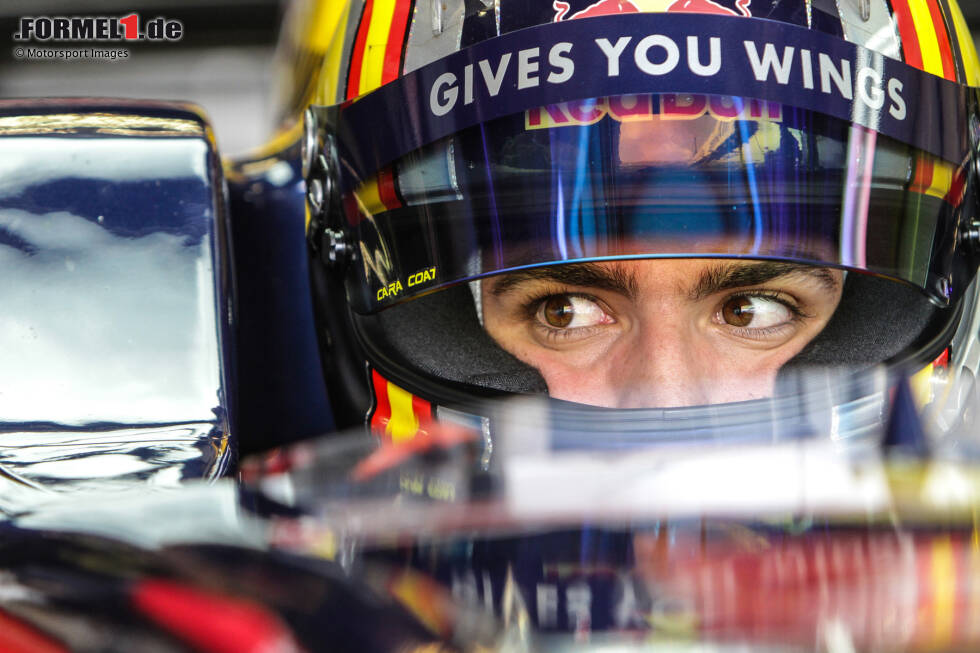 Am 1. September 1994 kommt Carlos Sainz Vazquez de Castro als Sohn von Rallyelegende Carlos Sainz und dessen Frau Reyes Vazquez de Castro in Madrid zur Welt. Sein Weg in den Motorsport scheint bei einem solch klingenden Namen vorprogrammiert. Wir blicken auf seinen Werdegang zurück! Am 1. September 1994 kommt Carlos Sainz Vazquez de Castro als Sohn von Rallyelegende Carlos Sainz und dessen Frau Reyes Vazquez de Castro in Madrid zur Welt. Sein Weg in den Motorsport scheint bei einem solch klingenden Namen vorprogrammiert. Wir blicken auf seinen Werdegang zurück!