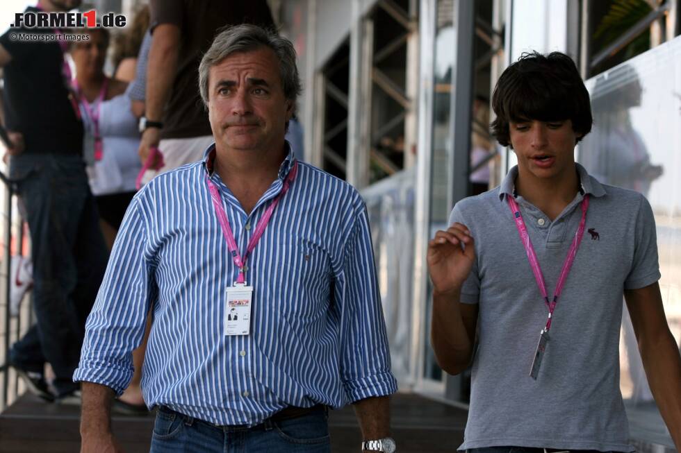 Doch schon vor seinem Formelsport-Debüt ist Sainz Gast im Formel-1-Fahrerlager. Durch seinen berühmten Vater erhält er schnell Zugang zur Motorsport-Weltelite. Auf dem Bild sind Vater und Sohn am Rande des Grand Prix von Europa 2009 in Valencia zu sehen. Doch schon vor seinem Formelsport-Debüt ist Sainz Gast im Formel-1-Fahrerlager. Durch seinen berühmten Vater erhält er schnell Zugang zur Motorsport-Weltelite. Auf dem Bild sind Vater und Sohn am Rande des Grand Prix von Europa 2009 in Valencia zu sehen.