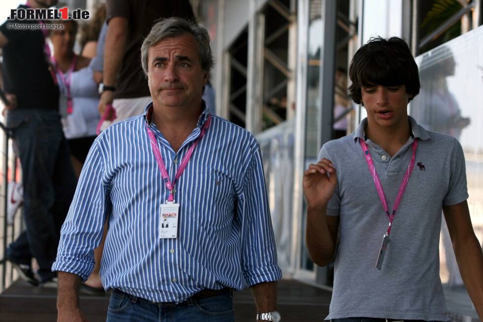 Foto zur News: Doch schon vor seinem Formelsport-Debüt ist Sainz Gast im Formel-1-Fahrerlager. Durch seinen berühmten Vater erhält er schnell Zugang zur Motorsport-Weltelite. Auf dem Bild sind Vater und Sohn am Rande des Grand Prix von Europa 2009 in Valencia zu sehen.