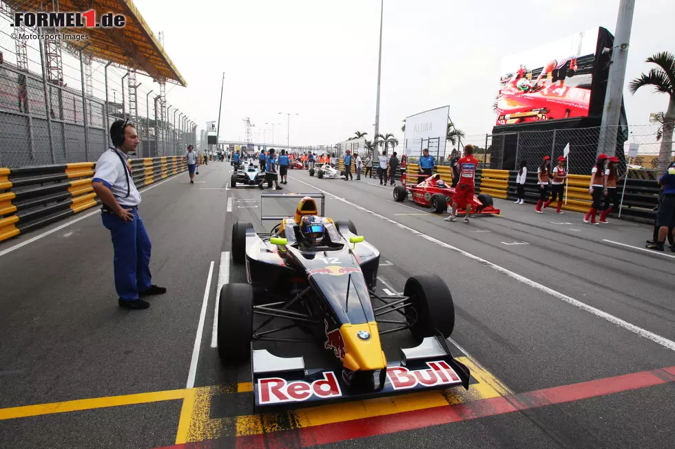 Foto zur News: 2010 absolviert Sainz die europäische Formel BMW, außerdem fährt er sechs Rennen in der pazifischen Formel BMW und als Gaststarter auch Rennen in der europäischen F3-Open und der Formel Renault 2.0 Eurocup. Am Ende des Jahres nimmt er noch an der Winterserie der britischen Formel Renault teil.