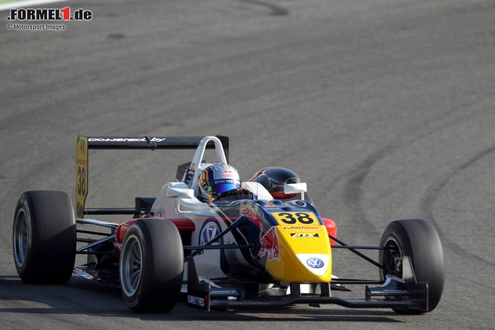 Foto zur News: Im Folgejahr fährt Sainz in der nordeuropäischen Formel Renault und wird jüngster Meister der Geschichte. In 34 Rennen gelingen ihm 26 Podestplätze. Er entscheidet das Duell gegen Daniil Kwjat für sich. In der Formel Renault 2.0 wird er außerdem Vizemeister, und er startet als Gast in der Formel-3-Euroserie (Bild).