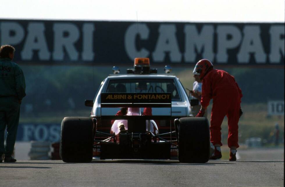 Foto zur News: Bernd Schneider weigert sich, für das Team zu fahren, so verpflichtet man Bruno Giacomelli, der zuletzt 1983 gefahren war. Der Italiener kommt nie weiter als acht Runden am Stück ohne technische Probleme und sagt später, er habe Angst, dass andere in sein Auto krachen, weil es so langsam ist. F1-Aus nach 14 erfolglosen Versuchen.