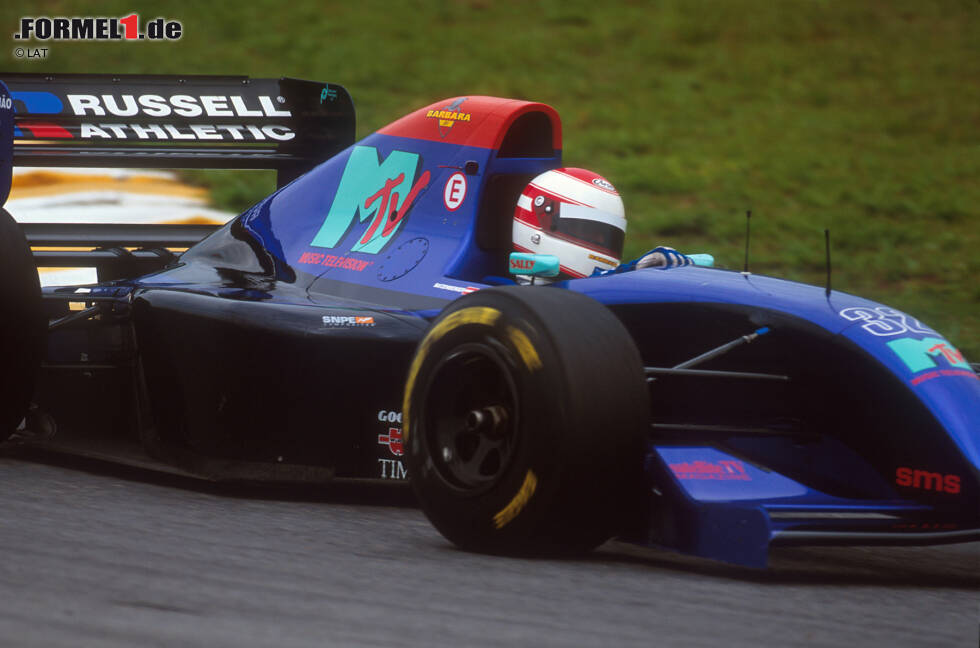 #9 Simtek: Mit nur 35 Angestellten wagt der Rennstall um Nick Wirth 1994 das Abenteuer Formel 1. Gegen die beiden hoffnungslosen Pacific gelingt vor allem David Brabham stets die Qualifikation für das Rennen, das ist aber auch der einzige Erfolg des Teams. Beim erst dritten Rennen kommt es jedoch zur Katastrophe. #9 Simtek: Mit nur 35 Angestellten wagt der Rennstall um Nick Wirth 1994 das Abenteuer Formel 1. Gegen die beiden hoffnungslosen Pacific gelingt vor allem David Brabham stets die Qualifikation für das Rennen, das ist aber auch der einzige Erfolg des Teams. Beim erst dritten Rennen kommt es jedoch zur Katastrophe.