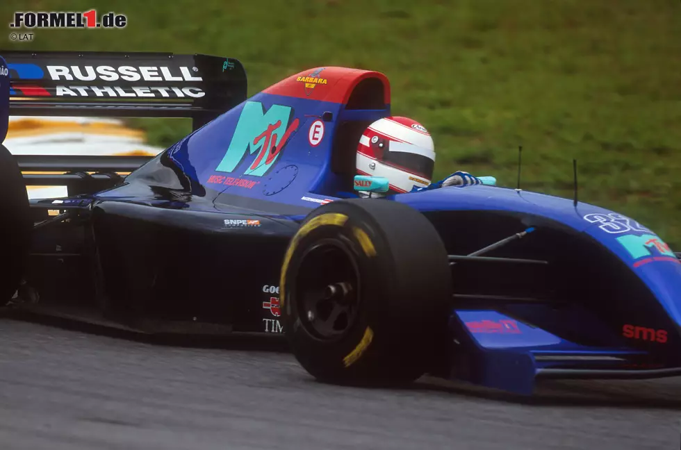 Foto zur News: #9 Simtek: Mit nur 35 Angestellten wagt der Rennstall um Nick Wirth 1994 das Abenteuer Formel 1. Gegen die beiden hoffnungslosen Pacific gelingt vor allem David Brabham stets die Qualifikation für das Rennen, das ist aber auch der einzige Erfolg des Teams. Beim erst dritten Rennen kommt es jedoch zur Katastrophe.