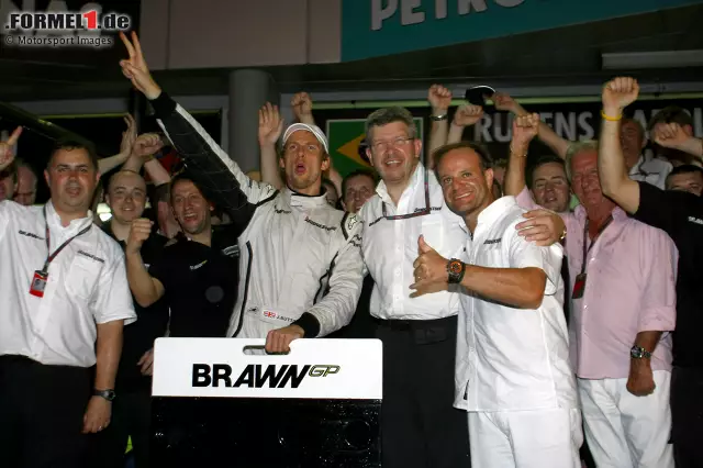 Foto zur News: Zweiter Sieg im zweiten Rennen für das damals neue Brawn-GP-Team. Jenson Button triumphiert nach dem Saisonauftakt 2009 in Melbourne auch eine Woche später in Sepang. Es ist einer der verrücktesten Siege seiner Karriere ...