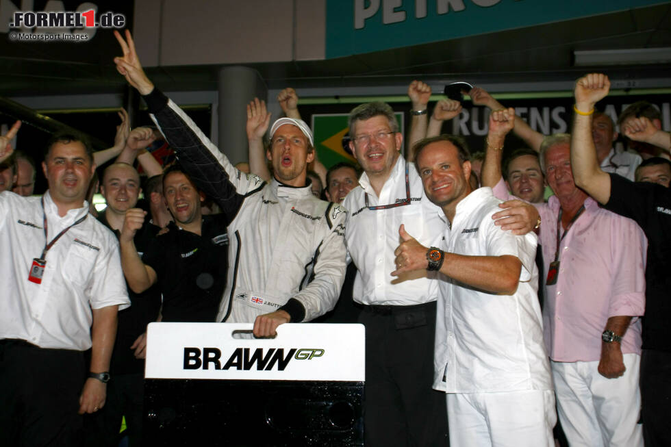 Zweiter Sieg im zweiten Rennen für das damals neue Brawn-GP-Team. Jenson Button triumphiert nach dem Saisonauftakt 2009 in Melbourne auch eine Woche später in Sepang. Es ist einer der verrücktesten Siege seiner Karriere ... Zweiter Sieg im zweiten Rennen für das damals neue Brawn-GP-Team. Jenson Button triumphiert nach dem Saisonauftakt 2009 in Melbourne auch eine Woche später in Sepang. Es ist einer der verrücktesten Siege seiner Karriere ...