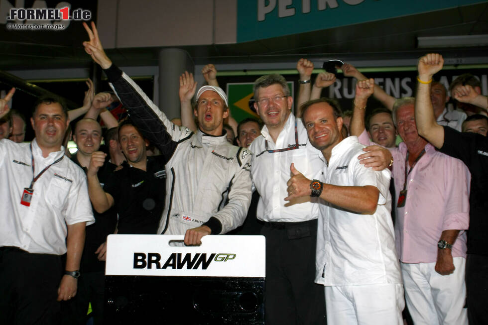Foto zur News: Zweiter Sieg im zweiten Rennen für das damals neue Brawn-GP-Team. Jenson Button triumphiert nach dem Saisonauftakt 2009 in Melbourne auch eine Woche später in Sepang. Es ist einer der verrücktesten Siege seiner Karriere ...