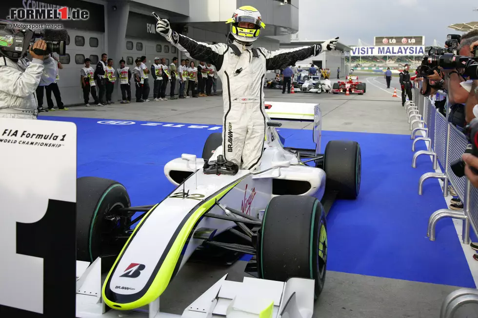 Foto zur News: Am Samstag sichert sich Button wie auch schon in Australien die Pole-Position. Der spätere Weltmeister legt den Grundstein für seinen Titelgewinn früh in der Saison. Button gewinnt 2009 sechs der ersten sieben Rennen und ist anschließend nicht mehr einzuholen.