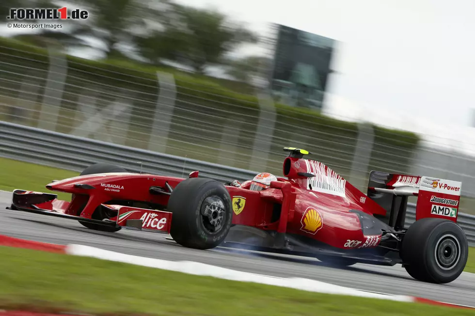 Weiter hinten im Feld leistet sich Ferrari den nächsten Fauxpas, als man bei Kimi Räikkönen zu früh auf Regenreifen wechselt. Der Finne fällt weit zurück. Nach dem Sepang-Rennen wird Ferrari mit null Punkten WM-Letzter sein. Foto zur News: Weiter hinten im Feld leistet sich Ferrari den nächsten Fauxpas, als man bei Kimi Räikkönen zu früh auf Regenreifen wechselt. Der Finne fällt weit zurück. Nach dem Sepang-Rennen wird Ferrari mit null Punkten WM-Letzter sein.