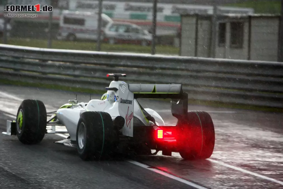 Als der Regen stärker wird, sorgt das auch vorne im Feld für Veränderungen. Bei Brawn trifft man die Strategie nicht wirklich gut. Button legt insgesamt vier Boxenstopps ein und verliert zwischenzeitlich die Führung, die er sich zuvor im Trockenen zurückgeholt hatte. Foto zur News: Als der Regen stärker wird, sorgt das auch vorne im Feld für Veränderungen. Bei Brawn trifft man die Strategie nicht wirklich gut. Button legt insgesamt vier Boxenstopps ein und verliert zwischenzeitlich die Führung, die er sich zuvor im Trockenen zurückgeholt hatte.